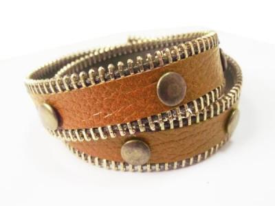 Кожаный браслет с хольнитенами коричневый