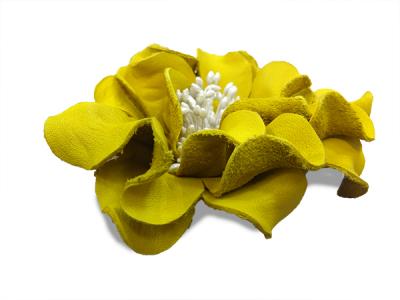 Декоративный цветок из кожи жёлтый с белой сердцевиной