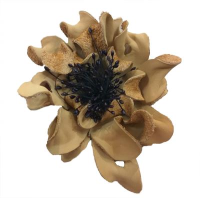 Декоративный цветок из кожи бежевый с чёрной сердцевиной