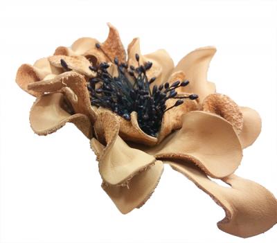 Декоративный цветок из кожи бежевый с чёрной сердцевиной