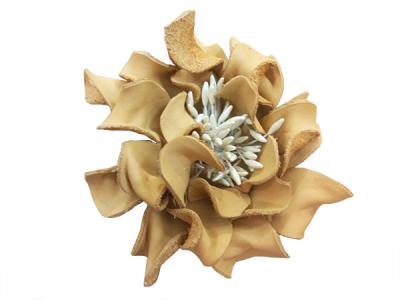 Декоративный цветок из кожи бежевый с белой сердцевиной