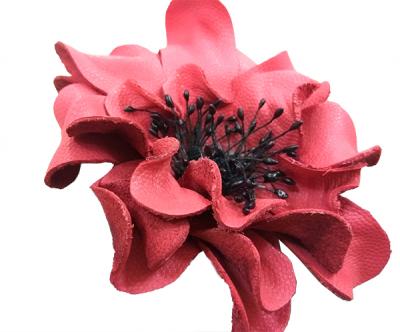 Декоративный цветок из кожи красный с чёрной сердцевиной
